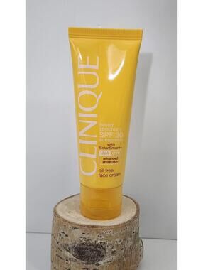 Clinique Broad Spectrum SPF 30 Sunscreen is an oil-free face cream